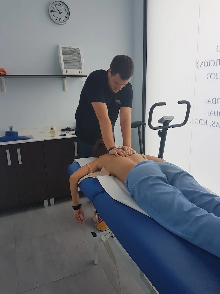 Fisioterapeuta tratando a un paciente en Centro Médico Can Vinader